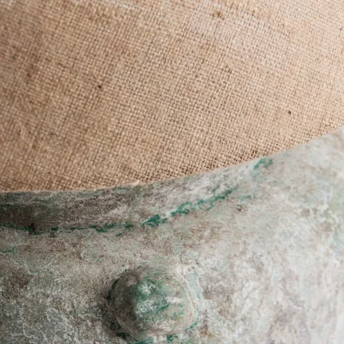 lámpara de mesa de terracota y yute