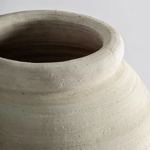 Tinaja de arcilla en color blanco roto