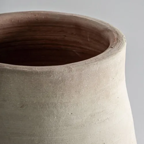 Tinaja de arcilla con acabado envejecido