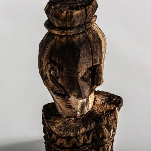 Figura decorativa de madera de teca envejecido