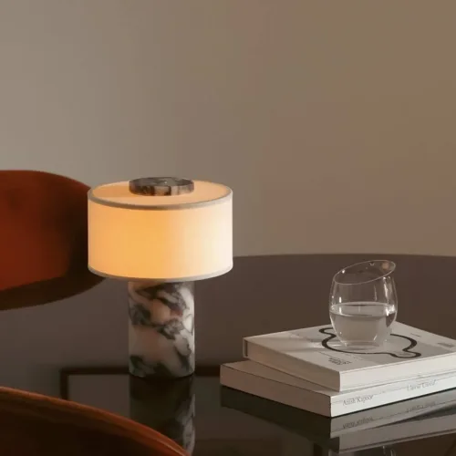 Lámpara portátil de Calacatta Viola y lino Auríe