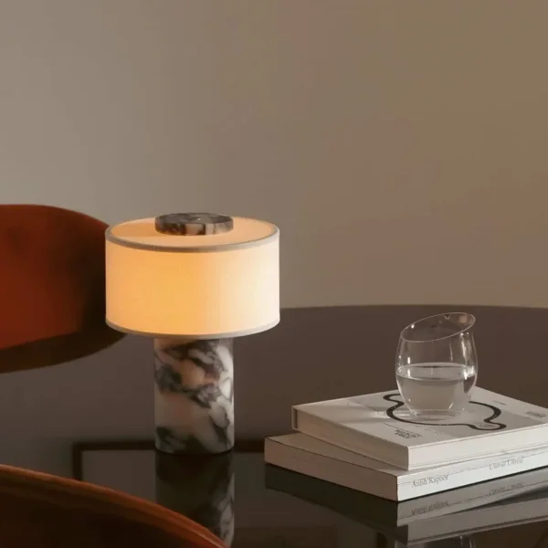 Lámpara portátil de Calacatta Viola y lino Auríe