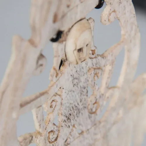 Figura decorativa de madera tropical y hierro