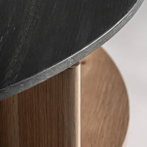 Mesa auxiliar Nara de madera de roble y travertino