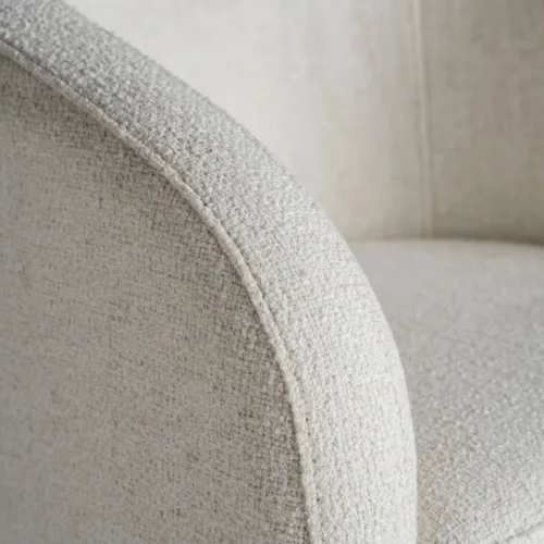 Sillón tapizado blanco roto con estructura de hierro Bilais