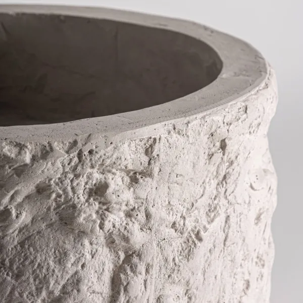 Macetero de cemento blanco roto Brod