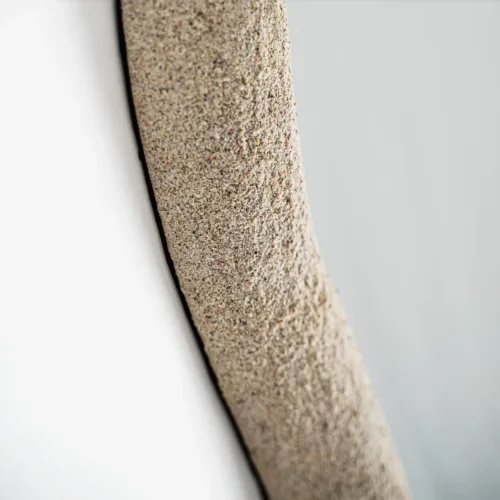 Espejo de resina color crema Liessel