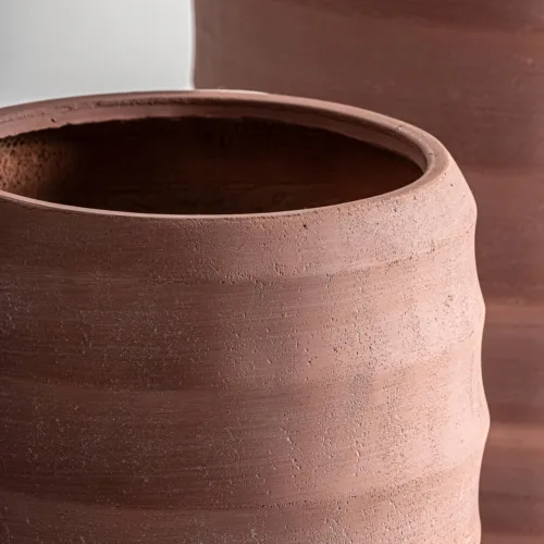Set de dos maceteros de cerámica color terracota Kora