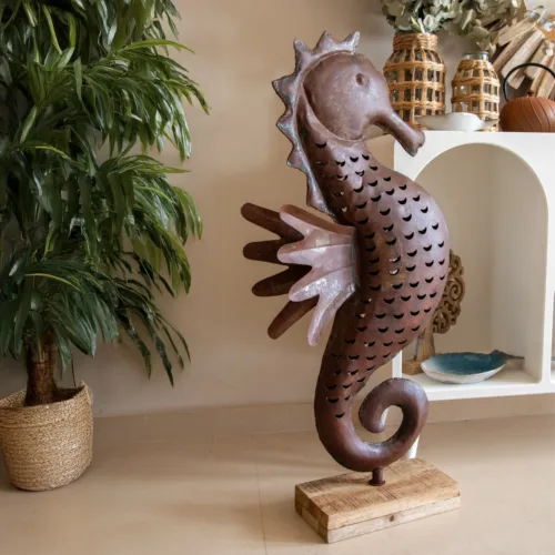 Caballito de mar sobre madera grande