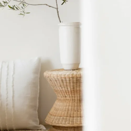 mesa auxiliar de ratán