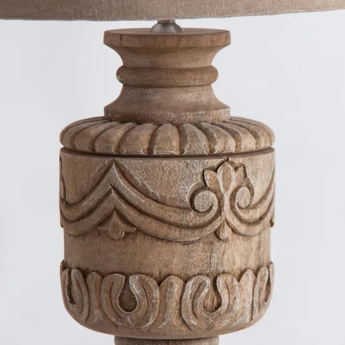 Lámpara de mesa de madera tallada