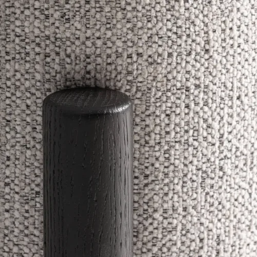Sillón de madera de fresno negro con tapizado blanco roto Sindhu