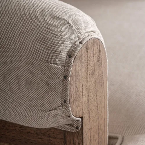 Sillón con respaldo alto de madera y lino Arbaz