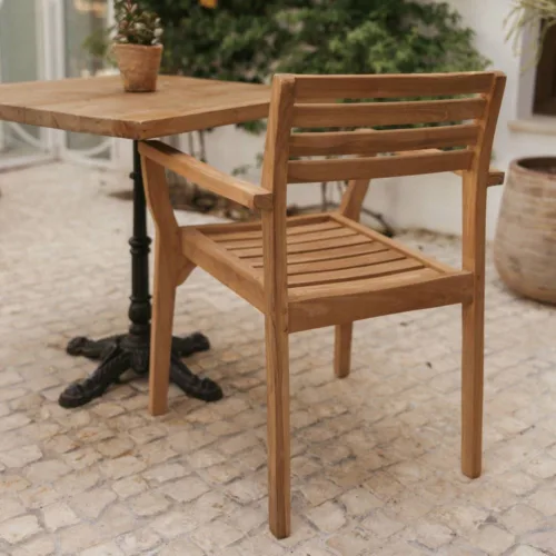 Silla de madera maciza de teca con brazos