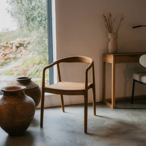 Silla de madera maciza de teca torneada con brazos