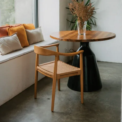 Silla de madera de olmo y cuerda natural con brazos