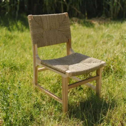 Silla de madera de teca y fibra marina natural