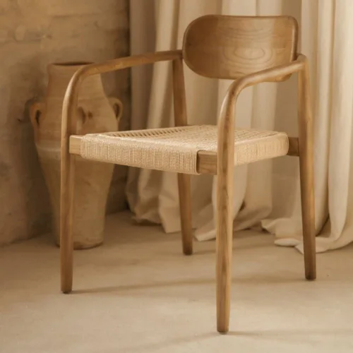 Silla de madera tropical y fibra natural apilable
