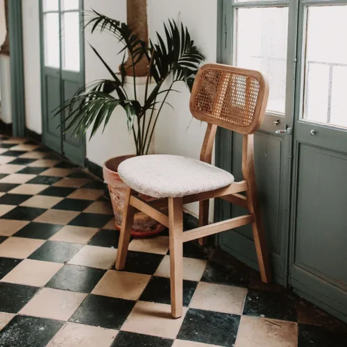 Silla de madera de olmo tapizada en loneta con respaldo de enea