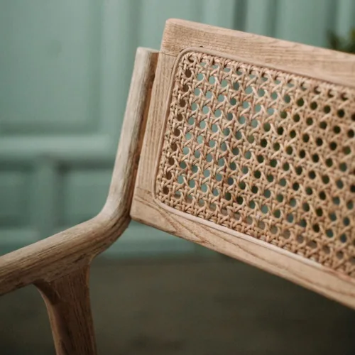 Silla de madera de olmo y ratán natural con brazos