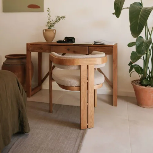 Silla de madera de roble tapizada en color piedra