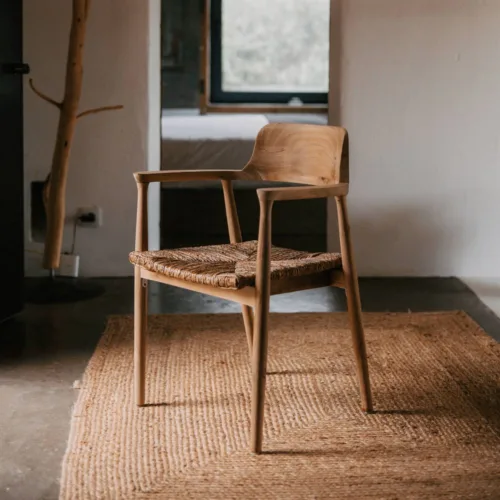 Silla de madera de teca y fibra de plátano trenzada