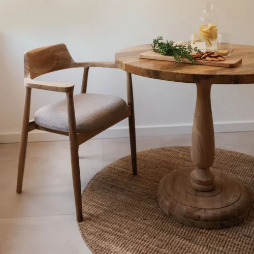 Silla de madera de teca tapizada con brazos