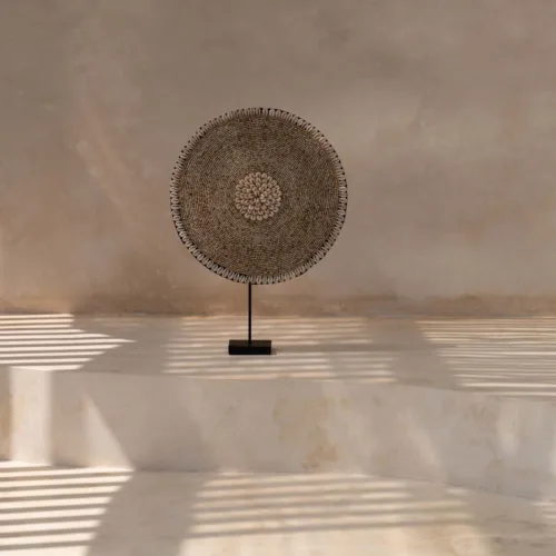 Adorno de conchas Guadeloupe con soporte blanco natural 55 cm