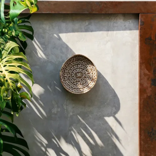 Plato decorativo Costa de fibra vegetal y concha blanco 42 cm