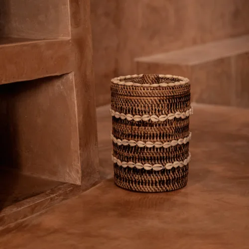 Cesta de ratán con motivo de conchas marrón natural 32 cm