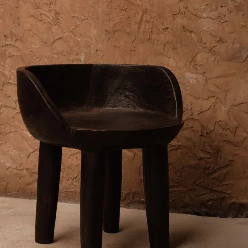 Silla baja de madera nogal oscuro