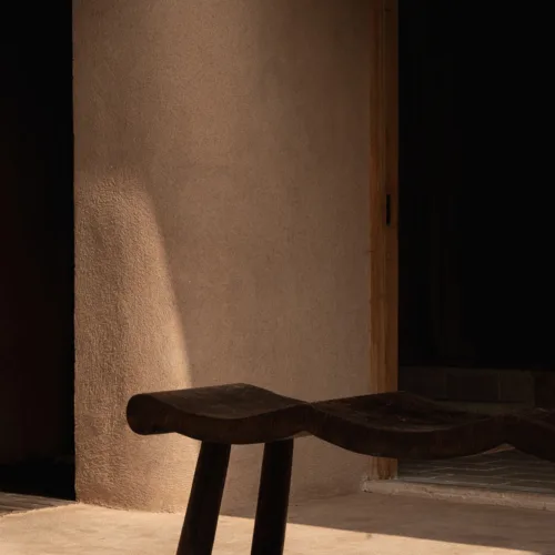 Banco ondulado de madera de mango nogal oscuro 155 cm