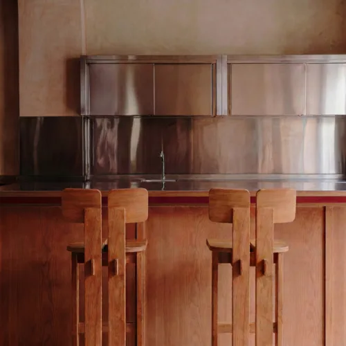 Taburete de bar Sama Sama de madera de teca natural